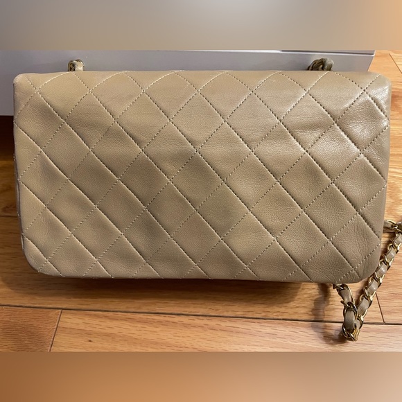 Chanel vintage beige single full flap 24k gold plated hardware with turn lock - Picture 2 of 13